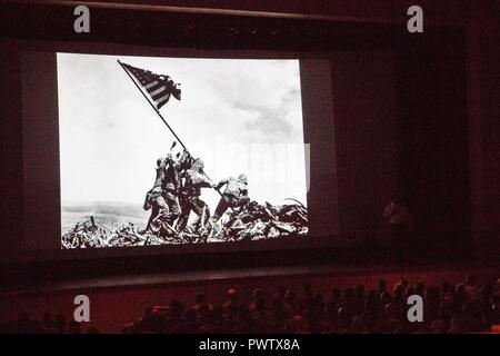 Steven McCloud, Autor und Marine Corps Geschichte Gelehrter, hält einen Vortrag über die Geschichte des 23. Marine Regiment und ihre Bemühungen während der Schlacht Iwo Jima für Marines mit Marine Reserve, bei der Bekämpfung der Center Auditorium, Marine Corps Air Ground Combat Center, Twentynine Palms, Kalifornien, 24. Juni 2017. Nahm Marines eine Atempause zwischen Field Operations bei integrierten Übung 4-17 die Vorlesung zu besuchen. Stockfoto