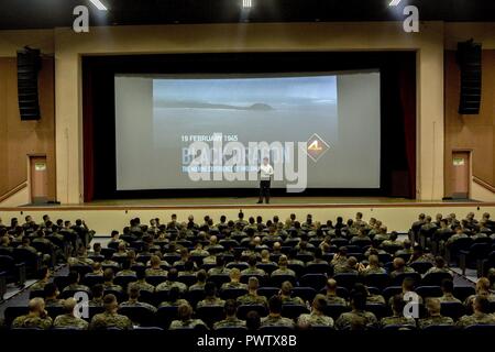 Steven McCloud, Autor und Marine Corps Geschichte Gelehrter, hält einen Vortrag über die Geschichte des 23. Marine Regiment und ihre Bemühungen während der Schlacht Iwo Jima für Marines mit Marine Reserve, bei der Bekämpfung der Center Auditorium, Marine Corps Air Ground Combat Center, Twentynine Palms, Kalifornien, 24. Juni 2017. Nahm Marines eine Atempause zwischen Field Operations bei integrierten Übung 4-17 die Vorlesung zu besuchen. Stockfoto