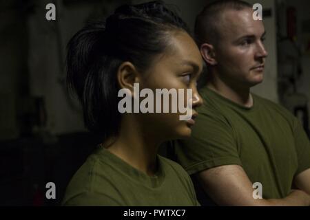 Lance Cpl. Amy Phan (links) und 2 Lt Ethan Treacy achten Sie auf Anweisung ihrer Kampfkunstausbilder an Bord der USS BONHOMME RICHARD (LHD6) während der Fahrt in den Pazifischen Ozean, 22. Juni 2017. Phan ist ein Kampf Fotograf und Treacy ist ein Public Affairs Officer, sowohl mit den 31 Marine Expeditionary Unit. Marine Corps Martial Arts Progarm fördert die körperliche Eignung und Fähigkeiten schärft Marines im Nahkampf zu übergeben. Die 31. MEU Partner mit Amphibischen Squadron 11 der Marine den amphibischen Komponente von Bonhomme Richard Expeditionary Strike Group zu bilden. Die 31. MEU und P Stockfoto