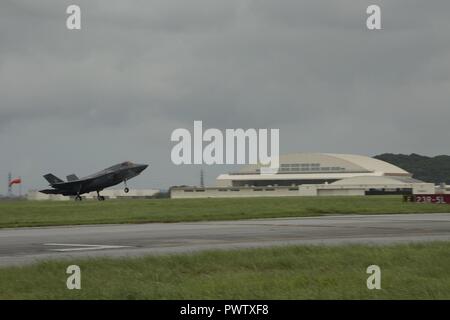 Ein US Marine Corps B F-35 Lightning II Flugzeuge mit Marine Fighter Attack Squadron 121, Marine Flugzeuge Gruppe 12, 1 Marine Flugzeugflügel, leitete eine Ausbildung Flug von Marine Corps Air Station Iwakuni zu Kadena Air Force Base, Okinawa, Japan, 26. Juni 2017. Die Marines mit Vmfa - 121 Neben den Flieger mit dem 18 Flügel gearbeitet. Dieses Ereignis markierte das erste Mal eine F-35B Blitz II in Okinawa gelandet. Stockfoto