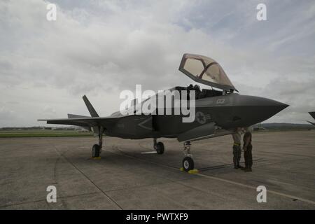 Ein US Marine Corps B F-35 Lightning II Flugzeuge mit Marine Fighter Attack Squadron 121, Marine Flugzeuge Gruppe 12, 1 Marine Flugzeugflügel, leitete eine Ausbildung Flug von Marine Corps Air Station Iwakuni zu Kadena Air Force Base, Okinawa, Japan, 26. Juni 2017. Die Marines mit Vmfa - 121 Neben den Flieger mit dem 18 Flügel gearbeitet. Dieses Ereignis markierte das erste Mal eine F-35B Blitz II in Okinawa gelandet. Stockfoto