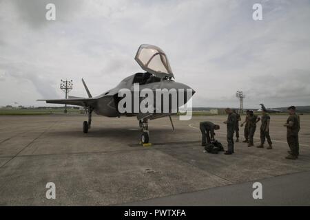 Ein US Marine Corps B F-35 Lightning II Flugzeuge mit Marine Fighter Attack Squadron 121, Marine Flugzeuge Gruppe 12, 1 Marine Flugzeugflügel, leitete eine Ausbildung Flug von Marine Corps Air Station Iwakuni zu Kadena Air Force Base, Okinawa, Japan, 26. Juni 2017. Die Marines mit Vmfa - 121 Neben den Flieger mit dem 18 Flügel gearbeitet. Dieses Ereignis markierte das erste Mal eine F-35B Blitz II in Okinawa gelandet. Stockfoto