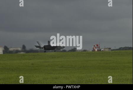 Ein US Marine Corps B F-35 Lightning II Flugzeuge mit Marine Fighter Attack Squadron 121, Marine Flugzeuge Gruppe 12, 1 Marine Flugzeugflügel, leitete eine Ausbildung Flug von Marine Corps Air Station Iwakuni zu Kadena Air Force Base, Okinawa, Japan, 26. Juni 2017. Die Marines mit Vmfa - 121 Neben den Flieger mit dem 18 Flügel gearbeitet. Dieses Ereignis markierte das erste Mal eine F-35B Blitz II in Okinawa gelandet. Stockfoto