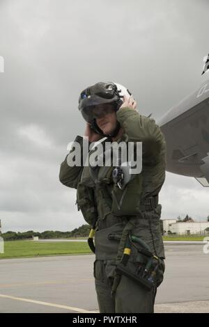 Maj. James Braudt verlässt eine US Marine Corps B F-35 Lightning II Flugzeuge nach Durchführung einer Ausbildung Flug von Marine Corps Air Station Iwakuni zu Kadena Air Force Base, Okinawa, Japan, 26. Juni 2017. Dieses Ereignis markierte das erste Mal eine F-35B Blitz II in Okinawa gelandet. Braudt, von Dallas, Texas, ist eine F-35B Beleuchtung II Pilot mit Marine Fighter Attack Squadron 121, Marine Flugzeuge Gruppe 12, 1 Marine Flugzeugflügel. Stockfoto