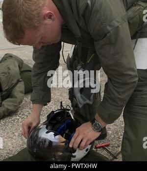 Kapitän Alex Horne verlässt eine US Marine Corps B F-35 Lightning II Flugzeuge nach Durchführung einer Ausbildung Flug von Marine Corps Air Station Iwakuni zu Kadena Air Force Base, Okinawa, Japan, 26. Juni 2017. Dieses Ereignis markierte das erste Mal eine F-35B Blitz II in Okinawa gelandet. Horne, von Lexington, South Carolina, ist ein, F-35B Beleuchtung II Pilot mit Marine Fighter Attack Squadron 121, Marine Flugzeuge Gruppe 12, 1 Marine Flugzeugflügel. Stockfoto