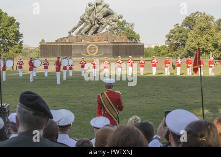 Die US-Marine Drum and Bugle Corps während einer Sonnenuntergang Parade im Marine Corps War Memorial, Arlington, Virginia, 20. Juni 2017. Sonnenuntergang Paraden sind als Mittel zur Einhaltung der hohen Beamten statt, verehrte Bürger und Förderer des Marine Corps. Stockfoto