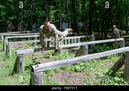 Ein Soldat springt über die Schienen auf der Grabairz Vertrauen Kurs am Fort Knox als Teil des BN-Squad STX Ereignis. (US Army Stockfoto