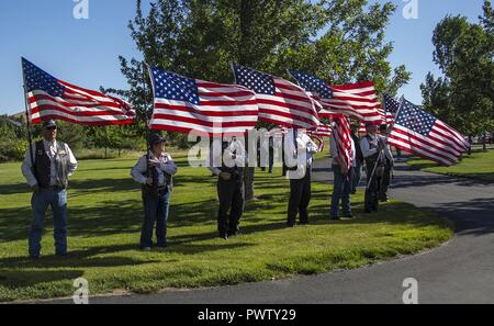 Mitglieder der Patriot Guard Riders Linie die Fahrbahn der Prozession mit den nationalen Flaggen während einer Beerdigung für Kapitän Arthur J. Jackson an der Idaho State Veteran-kirchhof, Boise, Idaho, 22. Juni 2017. Jackson Erhielt die Ehrenmedaille für seine "One-Man Assault" durch single-handedly töten 50 japanische Soldaten und Schalldämpfung ein Dutzend Pille während des Zweiten Weltkrieges Schlacht um Peleliu. Er war nach Vergehen auf Flag Tag am 14. Juni 2017 zur Ruhe. (Offizielle US Marine Corps Stockfoto