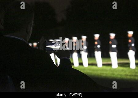 Eine Parade Gast der Marine Barracks Washington D.C., zeichnet die US Marine Corps leise Bohren Platoon, wie Sie präzise bohren Bewegungen in der Kaserne, 23. Juni 2017 auszuführen. Der Ehrengast für die Parade war Generalleutnant Thomas Trask, stellvertretender Kommandeur, United States Special Operations Command, und der Hosting offizielle Generalleutnant James Laster war, Direktor, Marine Corps Personal. (Offizielle Marine Corps Stockfoto