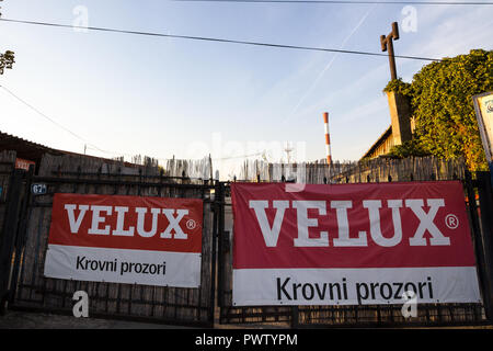 Belgrad, SERBIEN - 17. OKTOBER 2018: Velux Logo auf Ihren Händler für Serbien. Velux ist eine Dänische Marke Herstellung Oberlicht und Dachfenster, Verbreitung Stockfoto