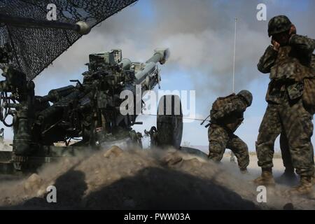 Marines mit Oscar Batterie, 5 Bataillon, 14 Marine Regiment, Marine Reserve, Brand M 759 Runden eines M777 Haubitze während integrierte Ausbildung Übung 4-17 Juni 21., 2017. ITX war der größte US Marine Corps finden Training Übung im Jahr 2017, mit Marines und Segler aus über 20 Einheiten und 15 Staaten teilnehmen. Stockfoto