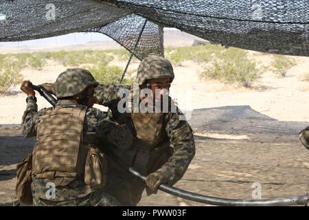 TWENTYNINE PALMS, Calif.-Lanze Cpl. Bernardo Gonzalezcorretero, Links, und Lance Cpl. Jonathan Cabrera, rechts, beide mit Oscar Batterie, 5 Bataillon, 14 Marine Regiment, Marine Reserve, drücken Sie einen M 759 Runden in ein M777 Haubitze während integrierte Ausbildung Übung 4-17 bei Marine Corps Air Ground Combat Center Twentynine Palms, Kalifornien, 21. Juni 2017. ITX war der größte US Marine Corps finden Training Übung im Jahr 2017, mit Marines und Segler aus über 20 Einheiten und 15 Staaten teilnehmen. Stockfoto