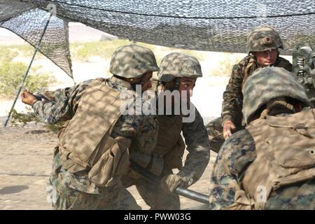 TWENTYNINE PALMS, Calif.-Lanze Cpl. Bernardo Gonzalezcorretero, Links, und Lance Cpl. Jonathan Cabrera, rechts, beide mit Oscar Batterie, 5 Bataillon, 14 Marine Regiment, Marine Reserve, drücken Sie einen M 759 Runden in ein M777 Haubitze während integrierte Ausbildung Übung 4-17 bei Marine Corps Air Ground Combat Center Twentynine Palms, Kalifornien, 21. Juni 2017. ITX war der größte US Marine Corps finden Training Übung im Jahr 2017, mit Marines und Segler aus über 20 Einheiten und 15 Staaten teilnehmen. Stockfoto