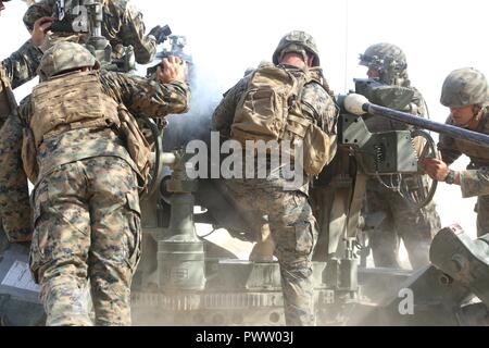 TWENTYNINE PALMS, Calif.-Marines mit Oscar Batterie, 5 Bataillon, 14 Marine Regiment, Marine Reserve, arbeiten zusammen, um ein M777 Haubitze bei Marine Air Ground Combat Center Twentynine Palms, Kalifornien, 21. Juni 2017 während der integrierte Ausbildung Übung 4-17 neu zu laden. ITX war der größte US Marine Corps finden Training Übung im Jahr 2017, mit Marines und Segler aus über 20 Einheiten und 15 Staaten teilnehmen. Stockfoto