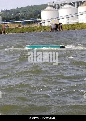 Mitarbeiter aus dem Büro schleppen Sie das Columbia County Sheriff's eine gekenterte Schiff auf dem Columbia River in der Nähe von Deer Park, Texas, 26. Juni 2017. Coast Guard Station Portland Besatzungsmitglieder an Bord eines 29-Fuß-Antwort Boat-Small auf Szene kam, zog der Mann an Bord Ihres Schiffes und transportiert ihn zu Kalama, wo der Rettungsdienst warteten, um ihn zu einem lokalen Krankenhaus zu nehmen. Stockfoto