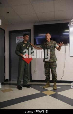 Generalmajor Matthew Glavy (rechts) spricht über Kapitän Craig Nygaard nach Auftragsvergabe Nygaard die Medaille an Marine Corps Air Station Cherry Point, N.C., 26. Juni 2017. Nygaard wurde diese Medaille für Operationen durchgeführt, die während des Betriebes lösen, während die Marine Attack Squadron 231, Marine Flugzeuge Gruppe 14, 2. Marine Flugzeugflügel erteilt. Während der vorwärtsfahrt eingesetzt, Nygaard freiwillig früh nach Hause zurückkehren, um mit einer Loslösung von Marine Attack Squadron 542 bereitstellen, MAG-14, 2 MAW zur Unterstützung der Mission der 26 Marine Expeditionary Unit. Glavy ist der kommandierende General der Stockfoto