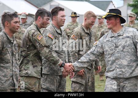 Armee 1 Sgt. Nathan Weiß, erster Sergeant, Alpha Truppe, 1.Staffel, 113 Cavalry Regiment, 2nd Brigade Combat Team, 34th Infantry Division, gratuliert Kandidaten Sporn, nachdem Sie den Ruck März Teil der Fahrt am 22. Juni 2017 Sporn abgeschlossen, am Lager Ripley, Minn. Stockfoto