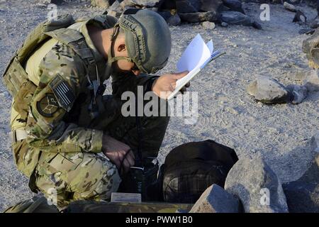 Flieger 1. Klasse Benjamin Leavitt, 10 Air Support Operations Squadron Tactical Air Control party Facharbeiter, kalibriert sein Radio Juni 22, 2017 M., Barry Goldwater Range, Ariz 10 ASOS Flieger fungieren als Bindeglieder und Controller, Beratung Boden Kommandanten, wie gehören Airpower in ihre Taktik und Controlling die enge Luftunterstützung Flugzeuge zugeteilt die Absicht der Boden Commander zu erfüllen. Stockfoto