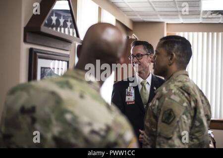 Generalmajor Jason T. Evans, US-Armee Humanressourcen Befehl kommandierenden General und Command Sgt. Maj. Wardell Jefferson, U.S. Army Humanressourcen Command Sergeant Major, sprechen Sie mit Martin Traxler, Medical Center Direktor, über das Helfen, Veteranen, an der Robley Rex VA Medical Center in Louisville, Ky., 26. Juni 2017. Evans und Jefferson mehrere Veteranen erhalten derzeit Betreuung im Zentrum nach Haushalt Waren, die von den Soldaten und Zivilisten von HRC gesammelt und den Louisville Bereich VA zur Unterstützung der Heimatlose Veteranen Initiative gespendet begrüßt. Stockfoto