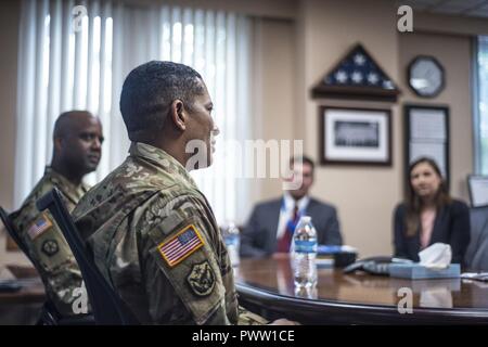 Generalmajor Jason T. Evans, US-Armee Humanressourcen Befehl kommandierenden General und Command Sgt. Maj. Wardell Jefferson, U.S. Army Humanressourcen Command Sergeant Major, sprechen mit Medical Center Personal über hilft Veteranen, robley Rex VA Medical Center in Louisville, Ky., 26. Juni 2017. Evans und Jefferson mehrere Veteranen erhalten derzeit Betreuung im Zentrum nach Haushalt Waren, die von den Soldaten und Zivilisten von HRC gesammelt und den Louisville Bereich VA zur Unterstützung der Heimatlose Veteranen Initiative gespendet begrüßt. Stockfoto