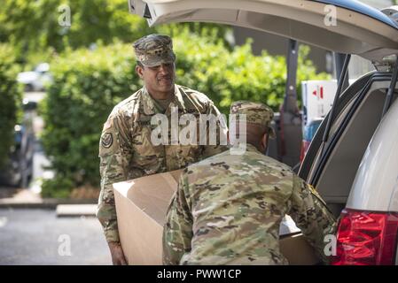Generalmajor Jason T. Evans, US-Armee Humanressourcen Befehl kommandierenden General und Command Sgt. Maj. Wardell Jefferson, U.S. Army Humanressourcen Command Sergeant Major, Boxen der gespendeten Haushaltswaren in die VA Healthcare Center - Shively, in Louisville, Ky., 26. Juni 2017. Evans und Jefferson gab es Haushalt Waren, die von den Soldaten und Zivilisten von HRC gesammelt und den Louisville Bereich VA zur Unterstützung der Heimatlose Veteranen Initiative gespendet zu liefern. Dies war der dritte Laden von Elementen der VA von HRC hat in den letzten 18 Monaten. Stockfoto
