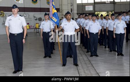 Oberstleutnant Jens Lyndrup, 660Th Aircraft Maintenance Squadron Commander, steht an Aufmerksamkeit mit seinem geschwader während der 60 Instandhaltungsgruppe Ändern des Befehls Zeremonie, wo Oberst Earl S. Scott Befehl zu Oberst David A. Hammerschmidt, 23. Juni 2017 abgegeben. 60. Wartung Gruppe hat 2.200+ aktiv, zivilen und finden Personal unterstützen und Feld-Wartung für 18 C-5 M Super Galaxy, 13 C-17 Globemaster, und 27 KC-10 Extender Flugzeuge. Bei Air Mobility Command der größte Flügel. Us Air Force Colonel Earl S. Scott Befehl aufgegeben zu Oberst David A. Hammerschmidt d Stockfoto