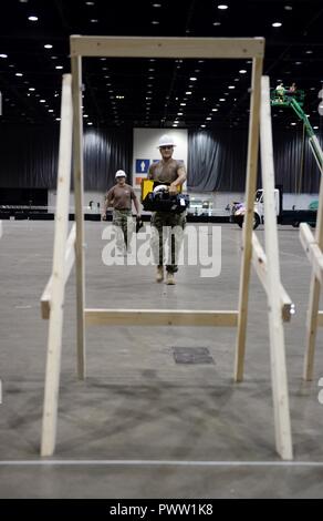 CHICAGO (27. Juni 2017) von rechts, Elektroniker / 2. Klasse Charles Stephens, Marine Operational Support Center Austin und Chef Bau Mechaniker (SCW) John Sabik, Naval Mobile Bau-Bataillon 14, tragen Werkzeuge um Zielscheiben für die 2017 der Verteidigung Krieger Spiele zu erstellen. Die DoD-Krieger-Spiele sind ein jährliches Ereignis, so dass die Verwundeten, Kranken und verletzten Soldat innen und Veteranen im Paralympischen anmutende Sportarten wie Bogenschießen, Radfahren, Feld, schießen, sitzen Volleyball, Schwimmen, konkurrieren zu verfolgen und Rollstuhl-Basketball. Stockfoto