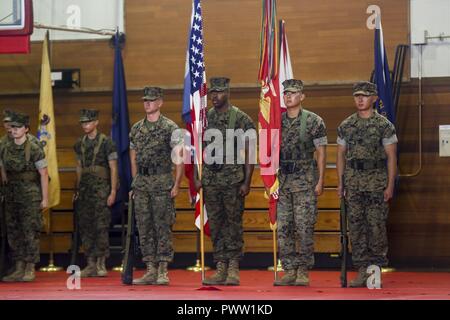 Die 3. Marine Division Color Guard nimmt an den Hauptsitz Bataillon Ändern des Befehls Zeremonie auf Lager Courtney, Okinawa, Japan, am 27. Juni 2017. Entlastung und Termin Zeremonien sind Teil der Tradition das Marine Corps' im Vorbeigehen Führung von einem zum anderen. Stockfoto