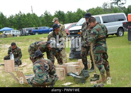 STENNIS SPACE CENTER, Fräulein - - internationale Studierende an der Naval kleine Handwerks- Anweisung und der technischen Ausbildung Schule Patrouillenschiff Offizier - Kurs Küsten Munition bereiten vor Einarbeitung Training auf der M240B Maschine Gewehr auf Einrichtungen an der John C Stennis Space Center in Mississippi. PCOC ist ein 8-Woche maritime Kurs Personal die notwendigen Kenntnisse und Fertigkeiten, Coastal Patrol Craft in einer Patrouille Einstellung in Übereinstimmung mit genehmigten Lehre zu betreiben. Die 10 teilnehmenden Schüler in der Klasse 17-4 der Iteration von PCOC stellen die Länder Stockfoto