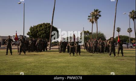 Us-Marines bereiten sich auf der Marine Corps Air Station Yuma, Ariz., Ändern des Befehls Zeremonie an der Parade Feld gehalten Dienstag, 27. Juni 2017. Während der Zeremonie, Oberst Ricardo Martinez, der scheidende Kommandeur, seinem Befehl zu Oberst David A. Suggs, den entgegenkommenden kommandierender Offizier aufgegeben. Stockfoto