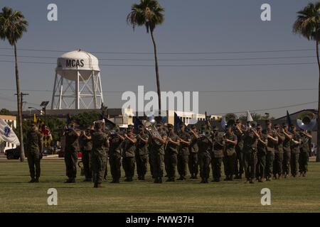 Das US Marine Corps 3. Marine Flugzeugflügel Band führt während der Marine Corps Air Station Yuma, Ariz., Ändern des Befehls Zeremonie an der Parade Feld gehalten Dienstag, 27. Juni 2017. Während der Zeremonie, Oberst Ricardo Martinez, der scheidende Kommandeur, seinem Befehl zu Oberst David A. Suggs, den entgegenkommenden kommandierender Offizier aufgegeben. Stockfoto