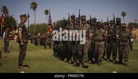 Us-Marines füllen Sie das Ändern des Befehls Zeremonie mit einem Revue passieren während der Marine Corps Air Station Yuma, Ariz., Ändern des Befehls Zeremonie an der Parade Feld gehalten Dienstag, 27. Juni 2017. Während der Zeremonie, Oberst Ricardo Martinez, der scheidende Kommandeur, seinem Befehl zu Oberst David A. Suggs, den entgegenkommenden kommandierender Offizier aufgegeben. Stockfoto