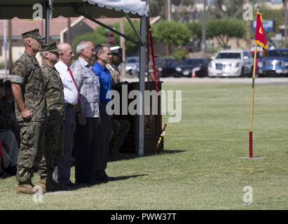 Us Marine Corps Oberst David A. Suggs, den entgegenkommenden Marine Corps Air Station Yuma kommandierenden Offizier, Oberst Ricardo Martinez, der scheidende Kommandeur, und frühere befehlshabenden Offizieren der WAB Yuma nehmen Ihre Post während der Revue passieren Teil ihrer Änderung der Befehl Zeremonie an MCAS Yuma, Ariz., 27. Juni 2017. Stockfoto