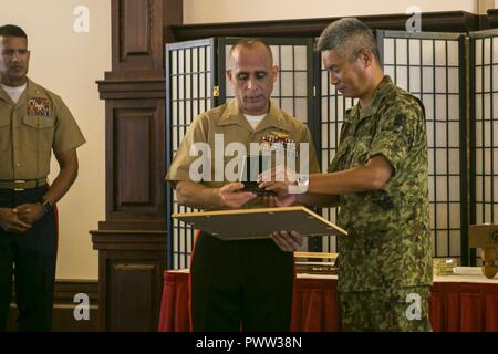 Us Marine Corps Generalmajor Joaquin F. Malavet erhält Auszeichnungen von Generalmajor Tomofusa Harada, Kommandierender General, 15 Brigade, japanischen Boden Self Defense Force, bei einem Empfang im Club von der Butler Offizier auf Camp Foster, Okinawa, Japan, 27. Juni 2017 statt. Die Rezeption war die Marine Corps Installationen Pacific (MCIPAC) nach einer Änderung des Befehls Zeremonie, in der Generalmajor Joaquin F. Malavet Befehl aufgegeben von MCIPAC nach Brig. Gen. Paul J. Rock. Stockfoto