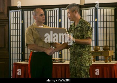 Us Marine Corps Generalmajor Joaquin F. Malavet erhält Auszeichnungen von Generalmajor Tomofusa Harada, Kommandierender General, 15 Brigade, japanischen Boden Self Defense Force, bei einem Empfang im Club von der Butler Offizier auf Camp Foster, Okinawa, Japan, 27. Juni 2017 statt. Die Rezeption war die Marine Corps Installationen Pacific (MCIPAC) nach einer Änderung des Befehls Zeremonie, in der Generalmajor Joaquin F. Malavet Befehl aufgegeben von MCIPAC nach Brig. Gen. Paul J. Rock. Stockfoto