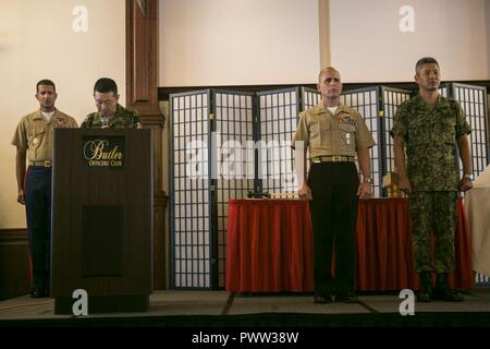 Us Marine Corps Generalmajor Joaquin F. Malavet, Mitte, erhält Auszeichnungen von Generalmajor Tomofusa Harada, Kommandierender General, 15 Brigade, japanischen Boden Self Defense Force, bei einem Empfang im Club von der Butler Offizier auf Camp Foster, Okinawa, Japan, 27. Juni 2017 statt. Die Rezeption war die Marine Corps Installationen Pacific (MCIPAC) nach einer Änderung des Befehls Zeremonie, in der Generalmajor Joaquin F. Malavet Befehl aufgegeben von MCIPAC nach Brig. Gen. Paul J. Rock. Stockfoto