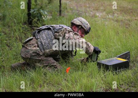 Us-Armee Sgt. Ryan McMurray, der 752Nd Ordnance Firma zugewiesen, 79th Ordnance Entsorgung Bataillon, 71st Ordnance Gruppe, 20 CBRNE-Befehl, sammelt und bewegt sich Ordnance während ein Szenario für Raven's Challenge 2017 im Camp Shelby, Fräulein, 28. Juni 2017. Raven's Challenge ist eine jährliche Veranstaltung, die Beseitigung von Explosivstoffen Personal bietet und öffentliche Sicherheit Bomb Squads sowohl militärischer als auch Behörden Interoperabilität in einer realistischen inländischen taktische Umwelt. Stockfoto