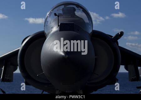 Ein AV-8B Harrier Short takeoff - vertikale Landung Jet vom Marine Attack Squadron 311 sitzt auf dem Flugdeck der USS BONHOMME RICHARD (LHD 6), unterwegs in den Pazifischen Ozean, 27. Juni 2017. VMA-311, derzeit an die 31 Marine Expeditionary Unit angeschlossen sind, soll die letzte Harrier Geschwader zu werden eingesetzt, um die Indo-Asia-Pazifik-Region als Teil der Einheit Deployment Program. Die 31. MEU Partner mit Amphibischen Squadron 11 der Marine den amphibischen Komponente von Bonhomme Richard Expeditionary Strike Group zu bilden. Die 31. MEU und PHIBRON 11 Mähdrescher ein zusammenhängendes Blau zur Verfügung zu stellen - Stockfoto