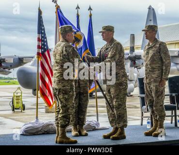 Us Air Force lt Gen Marshall B. Webb, Commander, Air Force Special Operations Command, Links, leitet die 353 Special Operations Group Ändern des Befehls zwischen dem scheidenden Kommandanten Colonel William Freeman und eingehende Kommandant Oberst Jason Kirby Juli 19, 2017, bei Kadena Air Base, Japan. Kirby Befehle jetzt mehr als 850 Flieger, die auf die einzige USAF SPECIAL OPERATIONS-Einheit im Pazifik machen. Stockfoto