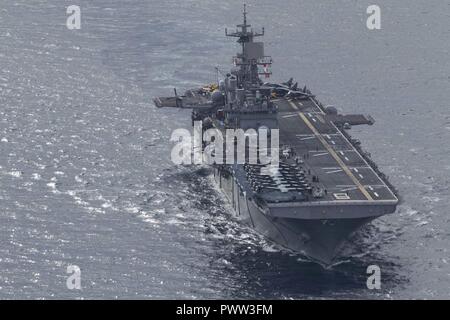 Die USS BONHOMME RICHARD sitzt auf dem Pazifischen Ozean vor der Küste von Sydney, Australien, 29. Juni 2017. Die 31 Marine Expeditionary Unit und die Bonhomme Richard Expeditionary Strike Group angekommen in Sydney im Transit nach Süden in den weiten Pazifischen Ozean, von Okinawa, Japan, an der südöstlichen Australien innerhalb von nur drei Wochen. Sydney ist ein beliebter Hafen für beide Marinesoldaten und Matrosen den Pazifik überquert. Die 31. MEU Partner mit Amphibischen Squadron 11 der Marine den amphibischen Komponente von Bonhomme Richard Expeditionary Strike Group zu bilden. Die 31. MEU und PHIBRON 11 Mähdrescher Stockfoto