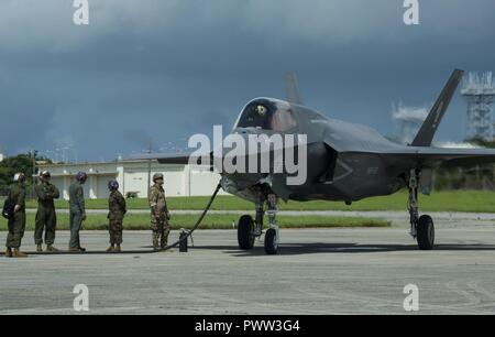 Us-Marinesoldaten und Flieger Verhalten eine heiße Grube Tanken auf der F-35B Blitz II Flugzeuge Kadena Air Force Base, Okinawa, Japan, 27. Juni 2017. Die Marines sind mit Marine Fighter Attack Squadron 121, Marine Flugzeuge Gruppe 12, 1 Marine Flugzeugflügel, und die Flieger sind mit 18 Logistik und Bereitschaft Squadron, 353 Special Operations Group, 18 Flügel. Die zweitägige Übung aktiviert die US Air Force und Marine Corps, um die Interoperabilität zu verbessern und die Entwicklung von Taktiken, Techniken und Verfahren, in denen neue Flugzeuge für künftige gemeinsame KASSENAERZTE Operationen im gesamten Indo-Asia Pacific Theater. Stockfoto