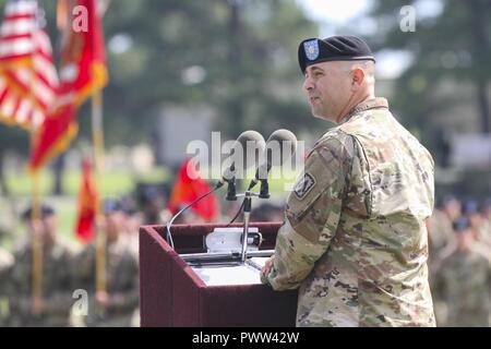 Oberstleutnant James Reese, ausgehende Kommandant der zweiten Bataillon, 44th Air Defense Artillery Regiment, zu der 108. ADA Brücke zugewiesen, und der Luftlandedivision beigefügt (Air Assault) Sustainment Brigade, 101 Abn. Div., sieht das Publikum, 21. Juni 2017, während seiner Rede während des Bataillon Ändern des Befehls Zeremonie an der Abteilung parade Feld in Fort Campbell, Kentucky. Stockfoto