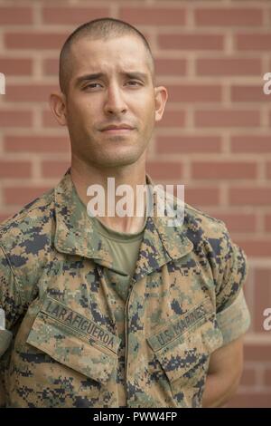 Pvt. Carlos Lara Figueroa, Platoon 1045, Delta, 1 Recruit Training Bataillon, erwarb die amerikanische Staatsbürgerschaft Juni 29, 2017, auf Parris Island, S.C. Vor verdienen Staatsbürgerschaft, die Bewerber müssen Kenntnisse der englischen Sprache und der amerikanischen Regierung, zeigen gute moralische Charakter und den Treueid auf die US-Verfassung. Lara Figueroa, von San Juan, Puerto Rico, ursprünglich aus Venezuela, ist zu graduieren, 30. Juni 2017 geplant. Stockfoto