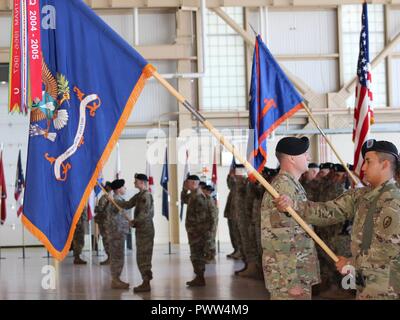 Us-Armee: Alaska Aviation Task Force Soldaten ehren die offizielle Partei der USARAK Commander Generalmajor Bryan Owens, Ausgehende UATF Kommandant Colonel Blake Alexander und Eingehende UATF Kommandant Oberst Glen Heape am UATF Ändern des Befehls Juni 29 am Fort Wainwright, Alaska. Stockfoto