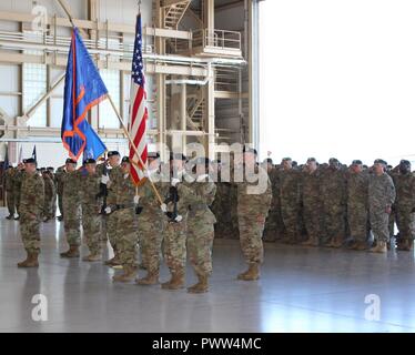 Us-Armee: Alaska Aviation Task Force Soldaten präsentieren die Farben während dem Spielen der Nationalhymne am UATF Ändern des Befehls Juni 29 am Fort Wainwright, Alaska. UATF besteht aus den drei großen Einheiten der 1. Battalion, 52nd Aviation Regiment; 1. Angriff Reconnaissance Bataillon, 25 Aviation Regiment; und Delta Unternehmen, 25 Luftfahrt (Grau Adler). Stockfoto