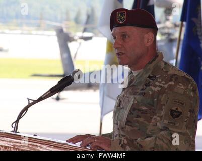 Us-Armee Alaska Commander Generalmajor Bryan Owens Gebote ausgehende USARAK Aviation Task Force Commander Colonel Blake Alexander Abschied und begrüßt ankommende UATF Kommandant Oberst Glen Heape nach Alaska am UATF Ändern des Befehls Juni 29 am Fort Wainwright, Alaska. Stockfoto