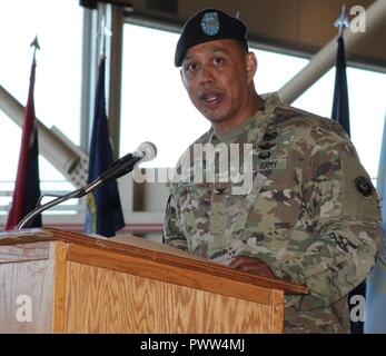 Adressen eingehenden U.S. Army Alaska Aviation Task Force Commander Col. Glen Heape Die "Arctic Falken" und USARAK und Fort Wainwright Führung zum ersten Mal am 29. Juni an der UATF Ändern des Befehls am Fort Wainwright, Alaska. Stockfoto