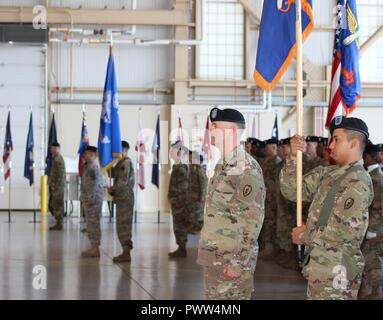 Us-Armee: Alaska Aviation Task Force Soldaten stehen bereit, um eingehende UATF Kommandant Oberst Glen Heape als "Arctic Falcon" an der UATF Ändern des Befehls Juni 29 am Fort Wainwright, Alaska zu begrüßen. UATF besteht aus den drei großen Einheiten der 1. Battalion, 52nd Aviation Regiment; 1. Angriff Reconnaissance Bataillon, 25 Aviation Regiment; und Delta Unternehmen, 25 Luftfahrt (Grau Adler). Stockfoto