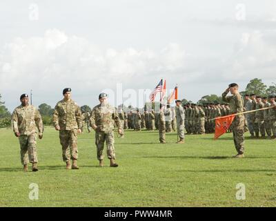 Oberstleutnant Christopher J. Byrd (links), Oberst Sean C. Bernabe und Oberstleutnant Osvaldo Ortiz, der Durchführung der Inspektion von Truppen bei einem Befehl Zeremonie, 29. Juni 2017 in Fort Stewart, Ga. Die Inspektion der Truppen Kommandeure eine Gelegenheit gibt, ihre Einheit Bildung genau zu prüfen. Stockfoto