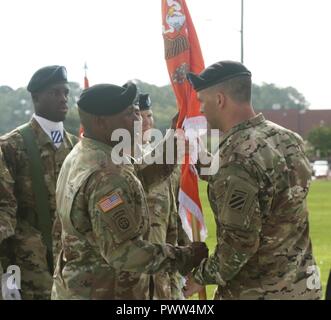 Eingehende 123 Division Signal Battalion, 3 Infanterie Division Kommandeur, Oberstleutnant Christopher J. Byrd erhält die Einheit Farben von Oberst Sean C. Bernabe Marne der Task Force Commander, 29. Juni 2017 während eines Befehls Zeremonie am Fort Stewart, Ga. Die Änderung des Befehls Zeremonie ist eine altehrwürdige Tradition, die für die Übertragung der Autorität von den ausgehenden Commander zu den eingehenden Commander. Stockfoto